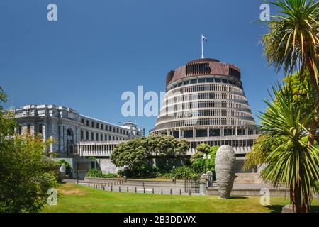 Parlamentsgebäude in Wellington, Neuseeland. Der Executive Wing ist eine markante Form und wird im Allgemeinen als Beehive bezeichnet. Stockfoto