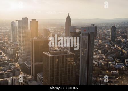 Frankfurt am Main Deutschland 28. Februar 2020 Luftbild der Stadt bei Sonnenuntergang von der Aussichtsplattform Stockfoto