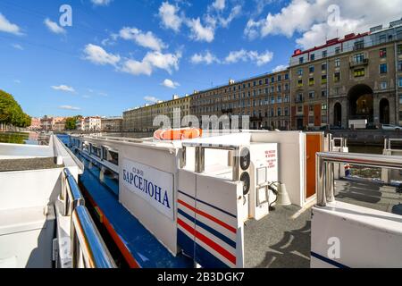 Ein leeres Touristenboot befindet sich an einem Kanalfluss im historischen Zentrum von Sankt Petersburg Russland. Stockfoto