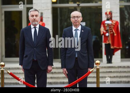 (200304) -- ZAGREB, 4. März 2020 (Xinhua) -- der kroatische Verteidigungsminister Damir Krsticevic (R) begrüßt den italienischen Verteidigungsminister Lorenzo Guerini am 4. März 2020 in Zagreb, Kroatien. (Davorin Visnjic/Pixsell über Xinhua) Stockfoto