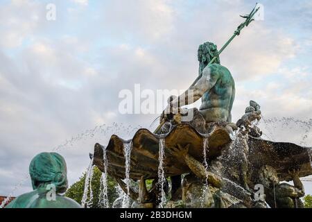 Der Neptunbrunnen in Berlin wurde 1891 erbaut und wurde von Reinhold Begas entworfen. Der römische Gott Neptun befindet sich in der Mitte. Stockfoto