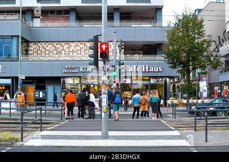 Die Deutschen warten an einer Kreuzung im Stadtkern des Bezirks Mitte in Berlin. Stockfoto