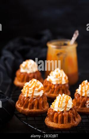 Hausgemachte Karotten Cupcakes mit Karamellsoße und Frischkäse Stockfoto