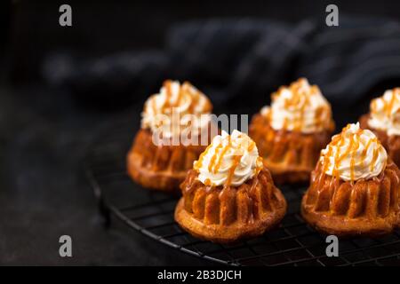 Hausgemachte Karotten Cupcakes mit Karamellsoße und Frischkäse Stockfoto