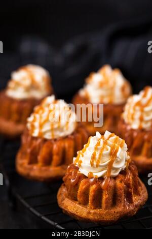 Hausgemachte Karotten Cupcakes mit Karamellsoße und Frischkäse Stockfoto
