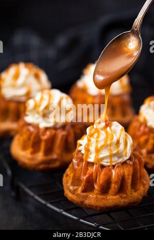 Hausgemachte Karotten Cupcakes mit Karamellsoße und Frischkäse Stockfoto