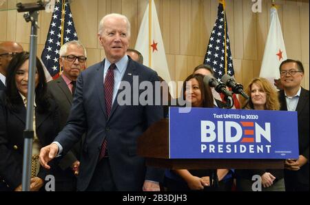 Los Angeles, Vereinigte Staaten. März 2020. Der demokratische Präsidentschaftskandidat Joe Biden trifft am Mittwoch, den 4. März 2020, zu einer Wahlkampfveranstaltung mit Anhängern im W Los Angeles Hotel in Los Angeles ein. Biden kommt von einer starken Super Tuesday Performance, während der ehemalige New Yorker Bürgermeister Mike Bloomberg heute bekannt gab, dass er seine Kampagne aussetzt. Foto von Jim Ruymen/UPI Credit: UPI/Alamy Live News Stockfoto