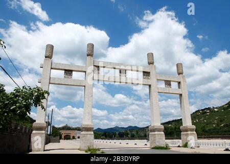 China Stein Gedenkbogen, unter dem blauen Himmel weiße Wolken, sehr schön Stockfoto