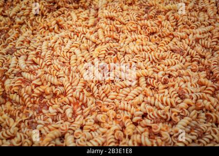 Fusilli Pasta Bolognese in der großen Schüssel. Stockfoto