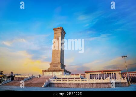 Peking, China - 17. Januar 2020: Denkmal für die Volkshelden auf dem Platz des Himmlischen Friedens, das als Nationaldenkmal Chinas für die Märtyrer der Revolutio errichtet wurde Stockfoto