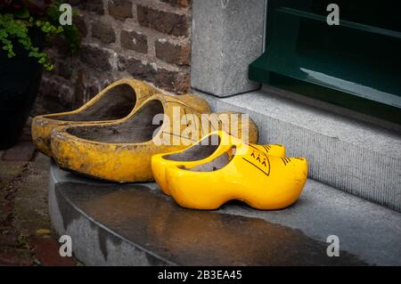 Zwei Paar Holzschuhe - Klompen oder Clogs. Traditionelles holländisches Schuhwerk Stockfoto