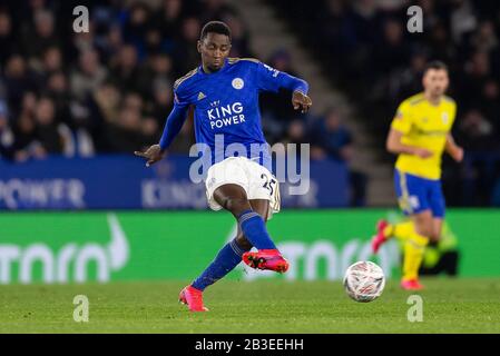 Leicester, Großbritannien. März 2020. Wilfred Ndidi von Leicester City beim Spiel der fünften Runde des FA Cup zwischen Leicester City und Birmingham City im King Power Stadium am 4. März 2020 in Leicester, England. (Foto von Daniel Chesterton/phcimages.com) Credit: PHC Images/Alamy Live News Stockfoto