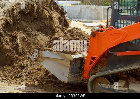 Der Bulldozer bewegt Bodengräberbaugeräte Stockfoto