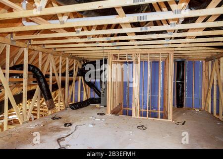 Holzbalken mit isoliert das Dachgeschoss mit Mineralwolle und Leitung Heizung Stockfoto