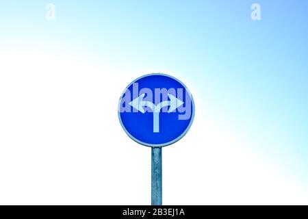 Unentschlossenheit, Schild mit zwei Pfeilköpfen, die in entgegengesetzte Verschmutzungen zeigen. Stockfoto