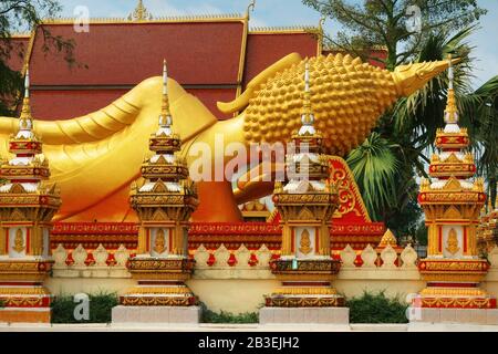 Schlafende buddhastatue in Pha That Luang Tempel in Vientiane, Laos Stockfoto