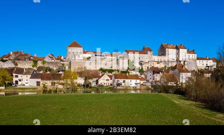 Panoramablick auf das Dorf Pesmes in Burgstall, Frankreich, Winterzeit Stockfoto