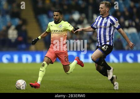 Sheffield, ENGLAND - 4. MÄRZ RIYAD Mahrez von Manchester City im Einsatz mit Tom Lees von Sheffield Wednesday während des FA Cup Fifth Road Matches zwischen Sheffield Wednesday und Manchester City in Hillsborough, Sheffield am Mittwoch, 4. März 2020. (Credit: Mark Fletcher/MI News) Foto darf nur für redaktionelle Zwecke in Zeitungen und/oder Zeitschriften verwendet werden, Lizenz für kommerzielle Nutzung erforderlich Credit: MI News & Sport /Alamy Live News Stockfoto