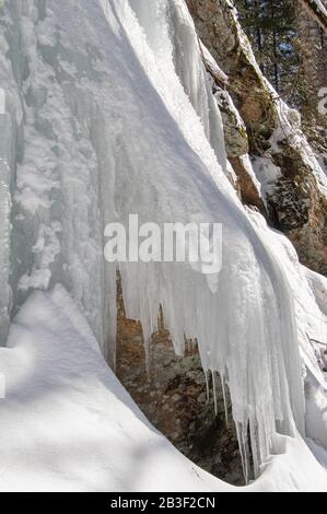 Wunderschöne, sonnenbeleuchtete Eiswände auf den Felswänden entlang eines Pfades im Algonquin Park Canada im März. Stockfoto