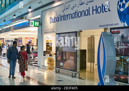 Dubai, VAE - CIRCA JANUAR 2019: Innenschuss des Dubai International Airport. Stockfoto