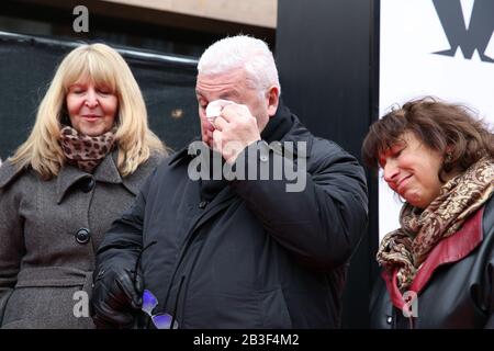 London, Großbritannien. März 2020. Amy Winehouse's Step-Mutter Jane Winehouse, ihr Vater Mitch und Mutter Janis (l to r) während der Enthüllung von Amy Winehouse's Stone zu Ehren der verstorbenen britischen Sängerin auf dem Music Walk of Fame in Camden im Norden Londons. Credit: Sopa Images Limited/Alamy Live News Stockfoto