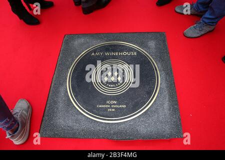 London, Großbritannien. März 2020. Amy Winehouse's Stone, zu Ehren des verstorbenen britischen Sängers auf dem Music Walk of Fame in Camden im Norden Londons. Credit: Sopa Images Limited/Alamy Live News Stockfoto