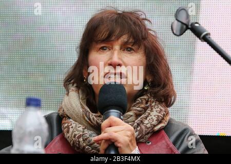 London, Großbritannien. März 2020. Amy Winehouse's Mutter Janis Winehouse bei der Enthüllung von Amy Winehouse's Stone zu Ehren des verstorbenen britischen Sängers auf dem Music Walk of Fame in Camden im Norden Londons. Credit: Sopa Images Limited/Alamy Live News Stockfoto