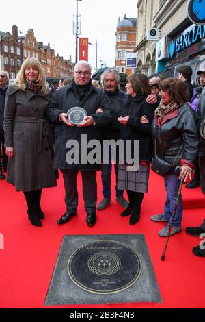 London, Großbritannien. März 2020. Amy Winehouse's Step-Mutter, Jane, Vater, Mitch, Tante, Rene Selner und Mutter, Janis (l to r) während der Enthüllung von Amy Winehouse's Stone, zu Ehren des verstorbenen britischen Sängers auf dem Music Walk of Fame in Camden, im Norden Londons. Credit: Sopa Images Limited/Alamy Live News Stockfoto