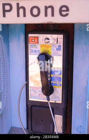 Eine kostenpflichtige Telefonkabine außerhalb des Besucherzentrums im Stone Mountain State Park, Roaring Gap, NC Stockfoto