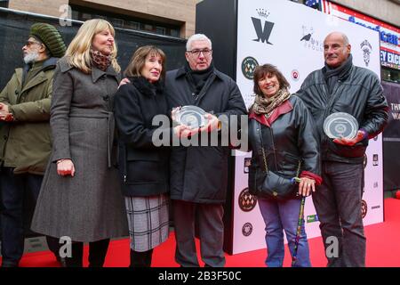 London, Großbritannien. März 2020. Amy Winehouse's Step-Mutter, Jane, Tante, Rene Selner, Vater, Mitch, Mutter, Janis und Stiefvater, Richard Collins (l bis r) während der Enthüllung des Steins von Amy Winehouse zu Ehren des verstorbenen britischen Sängers auf dem Music Walk of Fame in Camden im Norden Londons. Credit: Sopa Images Limited/Alamy Live News Stockfoto