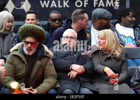 London, Großbritannien. März 2020. Filmregisseur Don Letts, Amy Winehouse's Vater, Mitch Winehouse und Amy Winehouse's Mutter, Janis Winehouse (l bis r) während der Enthüllung von Amy Winehouse's Stein zu Ehren des verstorbenen britischen Sängers auf dem Music Walk of Fame in Camden im Norden Londons. Credit: Sopa Images Limited/Alamy Live News Stockfoto