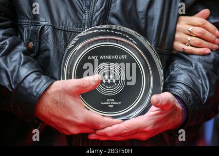 London, Großbritannien. März 2020. Eine Glasplatte von Amy Winehouse zu Ehren des verstorbenen britischen Sängers auf dem Music Walk of Fame in Camden im Norden Londons. Credit: Sopa Images Limited/Alamy Live News Stockfoto