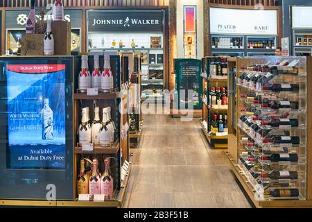 Dubai, VAE - CIRCA JANUAR 2019: Innenschuss des Dubai International Airport. Stockfoto