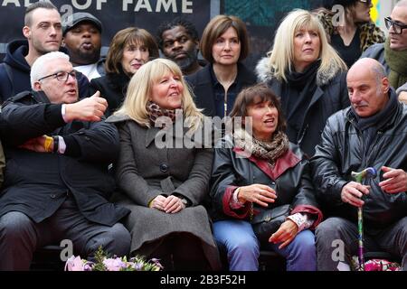 London, Großbritannien. März 2020. Amy Winehouse's Vater, Mitch Winehouse, Step-Mutter, Jane Winehouse, Mutter, Janis und Stiefvater, Richard Collins (l to r) während der Enthüllung des Steins von Amy Winehouse zu Ehren des verstorbenen britischen Sängers auf dem Music Walk of Fame in Camden im Norden Londons. Credit: Sopa Images Limited/Alamy Live News Stockfoto