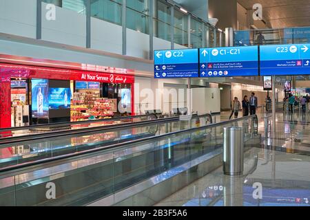 Dubai, VAE - CIRCA JANUAR 2019: Innenschuss des Dubai International Airport. Stockfoto