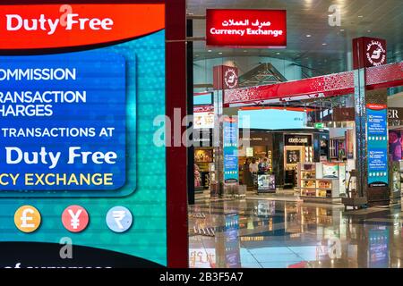 Dubai, VAE - CIRCA JANUAR 2019: Innenschuss des Dubai International Airport. Stockfoto