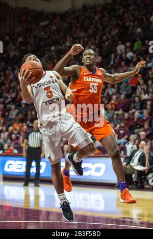 Cassell Coliseum Blacksburg, VA, USA. Januar 2020. Virginia Tech Hokies Guard Wabissa Bede (3) schießt während der NCAA-Basketballaktion zwischen den Clemson Tigers und den Virginia Tech Hokies im Cassell Coliseum Blacksburg, VA, ein Lay. Jonathan Huff/CSM/Alamy Live News Stockfoto