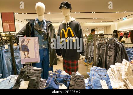 Hongkong, CHINA - 23. JANUAR 2019: Kleidung im Zara Store auf der New Town Plaza. New Town Plaza ist ein Einkaufszentrum im Stadtzentrum von Sha T Stockfoto