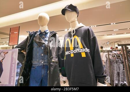 Hongkong, CHINA - 23. JANUAR 2019: Kleidung im Zara Store auf der New Town Plaza. New Town Plaza ist ein Einkaufszentrum im Stadtzentrum von Sha T Stockfoto