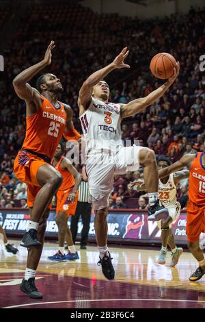 Cassell Coliseum Blacksburg, VA, USA. Januar 2020. Virginia Tech Hokies Guard Wabissa Bede (3) schießt während der NCAA-Basketballaktion zwischen den Clemson Tigers und den Virginia Tech Hokies im Cassell Coliseum Blacksburg, VA, ein Lay. Jonathan Huff/CSM/Alamy Live News Stockfoto