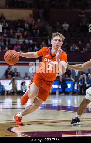 Cassell Coliseum Blacksburg, VA, USA. Januar 2020. Clemson Tigers Guard Wells Hoag (31) fährt während der NCAA-Basketballaktion zwischen den Clemson Tigers und den Virginia Tech Hokies im Cassell Coliseum Blacksburg, VA, in die Virginia Tech Lane. Jonathan Huff/CSM/Alamy Live News Stockfoto