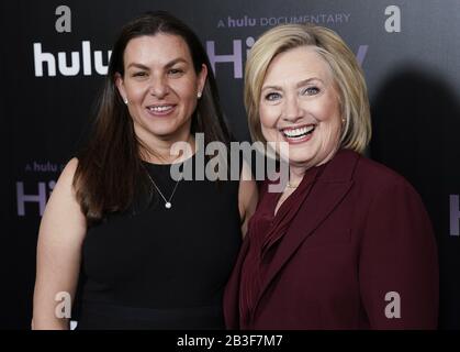 New York, Vereinigte Staaten. März 2020. Hillary Rodham Clinton und Nanette Burstein treffen bei der New Yorker Premiere von "Hillary" im Directors Guild of America Theatre am Mittwoch, 4. März 2020 in New York City auf den roten Teppich. Foto von John Angelillo/UPI Credit: UPI/Alamy Live News Stockfoto