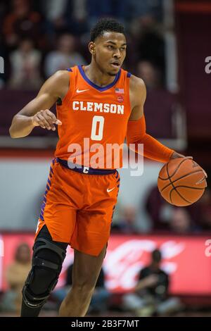 Cassell Coliseum Blacksburg, VA, USA. Januar 2020. Clemson Tigers Guard Clyde Trapp (0) bringt den Ball während der NCAA-Basketballaktion zwischen den Clemson Tigers und den Virginia Tech Hokies im Cassell Coliseum Blacksburg, VA, auf den Platz. Jonathan Huff/CSM/Alamy Live News Stockfoto