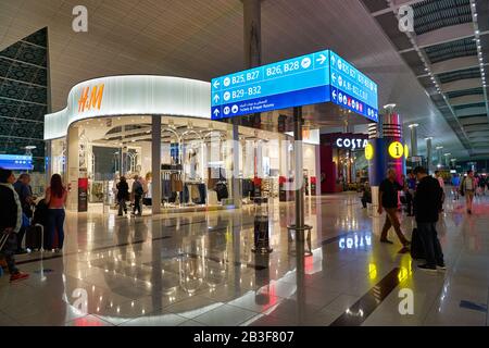 Dubai, VAE - CIRCA FEBRUAR 2019: Blick auf H&M-Schaufenster im Dubai International Airport. Stockfoto