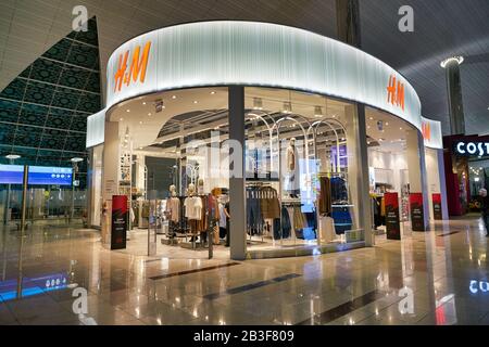 Dubai, VAE - CIRCA FEBRUAR 2019: Blick auf H&M-Schaufenster im Dubai International Airport. Stockfoto