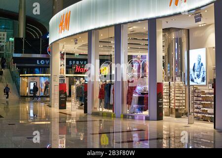 Dubai, VAE - CIRCA FEBRUAR 2019: Blick auf H&M-Schaufenster im Dubai International Airport. Stockfoto