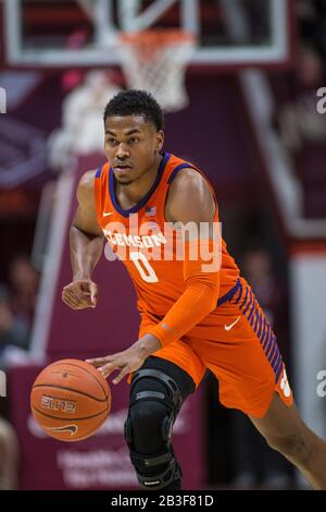 Cassell Coliseum Blacksburg, VA, USA. Januar 2020. Clemson Tigers Guard Clyde Trapp (0) betreibt die Clemson Offense während der NCAA-Basketballaktion zwischen den Clemson Tigers und den Virginia Tech Hokies in Cassell Coliseum Blacksburg, VA. Jonathan Huff/CSM/Alamy Live News Stockfoto