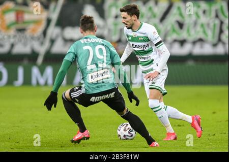 Filip Mladenovic von der Lechtia während des polnischen Ekstraklasa-Spiels zwischen der Lechtia Gdansk und der Legia Warschau im Einsatz. ( Endstand; Lechtia Danziger 0:2 Legia Warschau) Stockfoto