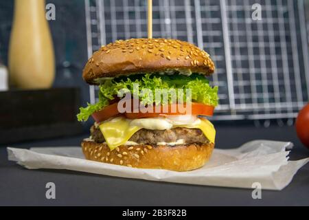 Hamburger aus der Nähe, Grillgitter hinten Stockfoto