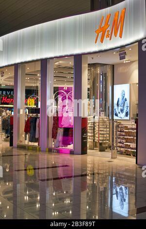 Dubai, VAE - CIRCA FEBRUAR 2019: Blick auf H&M-Schaufenster im Dubai International Airport. Stockfoto